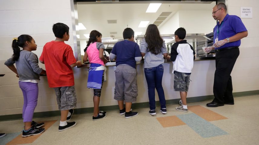 Crianças imigrantes detidas fazem fila em Karnes, no Texas. (Foto: Eric Gay/Getty Images)