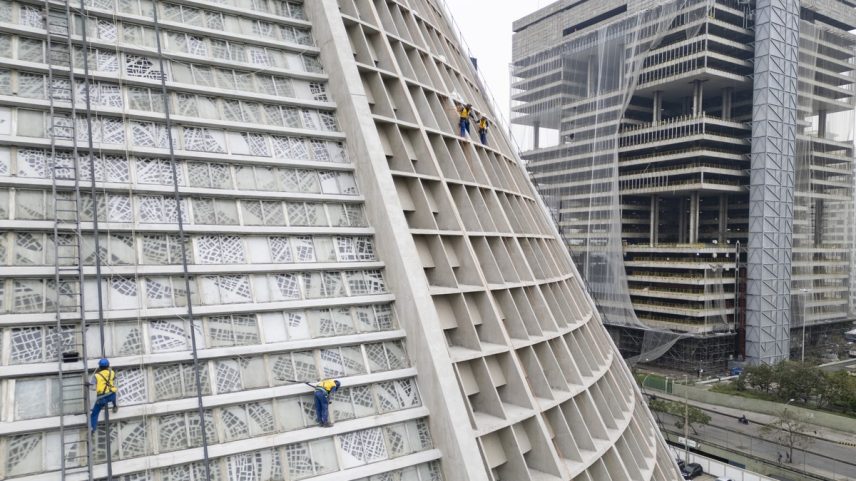 De rapel. Operários trabalham na Catedral Metropolitana. Ao fundo o edifício sede da Petrobras que também passa por obras estruturais — Foto: Márcia Foletto