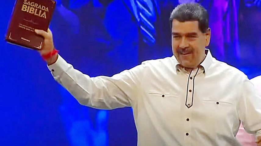 O ditador Nicolás Maduro segura a bíblia em culto evangélico na Venezuela (Foto: Nicolás Maduro no Youtube)