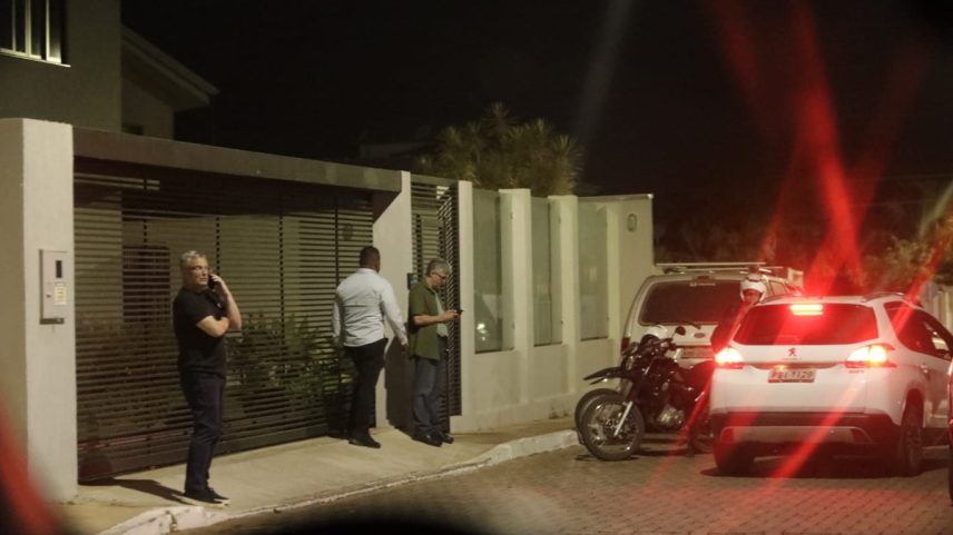 Segurança em frente à residência onde mora Jair Bolsonaro (Foto: Cristiano Mariz/O Globo)