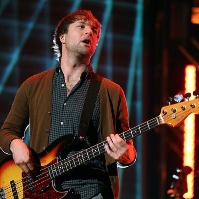 Ex-baixista do Maroon 5 é acusado de agredir esposa após descobrir traições