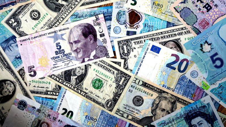 Cédulas de dólar, euro, yuan e libra - Dado Ruvic - 4.mai.25/Reuters (Foto: Dado Ruvic - 4.mai.25/Reuters)