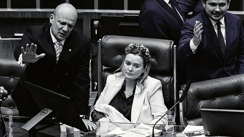 Deputada Júlia Zanatta (PL-SC) segura no colo a filha de quatro meses enquanto ocupa a cadeira da Presidência da Câmara (Foto: Pedro Ladeira - 6.ago.25/Folhapress)