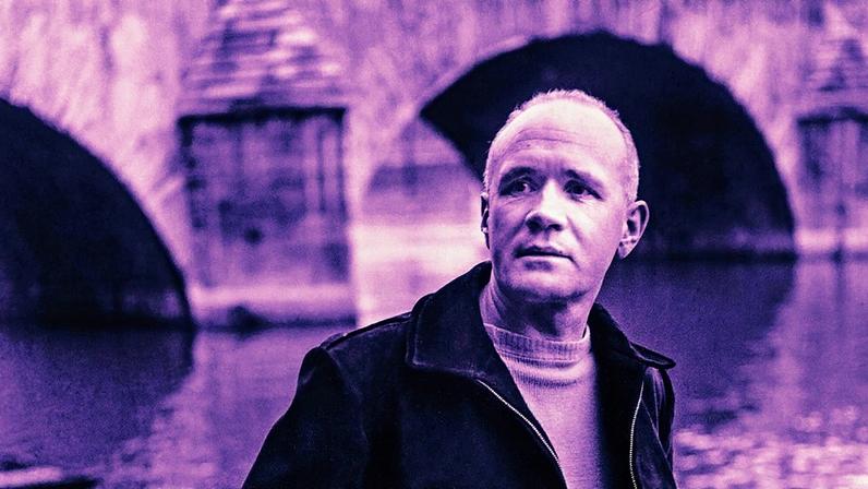Jean Genet em 1951, dois anos depois de ser condenado à prisão perpétua: perdão presidencial veio com mobilização de intelectuais e artistas como Sartre e Picasso (Foto: Divulgação/Roger Parry/Éditions Gallimard)