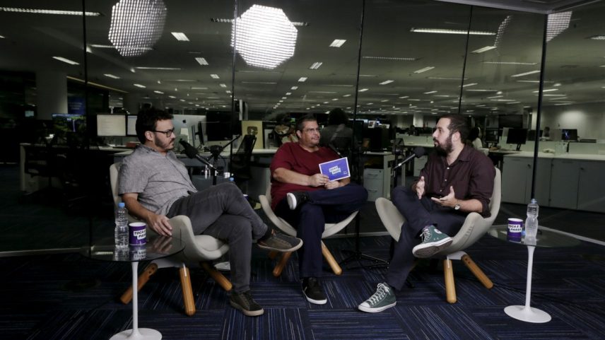 O repórter do GLOBO Rafael Soares (à direita) é o convidado desta semana do 'Toca e Passa' (Foto: Marcelo Theobald)