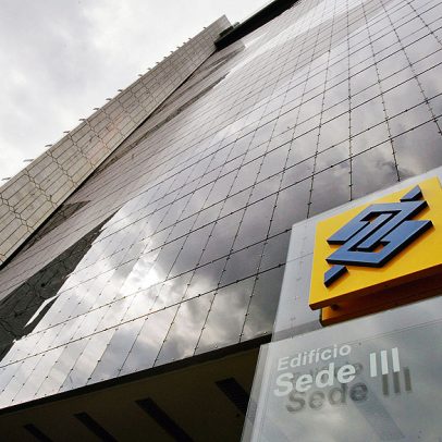 Ibovespa registra leve queda à espera dos resultados do Banco do Brasil