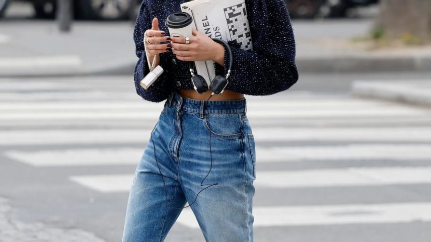 8 Maneiras de usar jeans e salto baixo, segundo o street style (Foto: Getty Images)