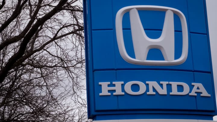 Uma placa marca a localização de uma concessionária Honda em Libertyville, Illinois, em 18 de dezembro de 2024. (Foto: Scott Olson | Getty Images)