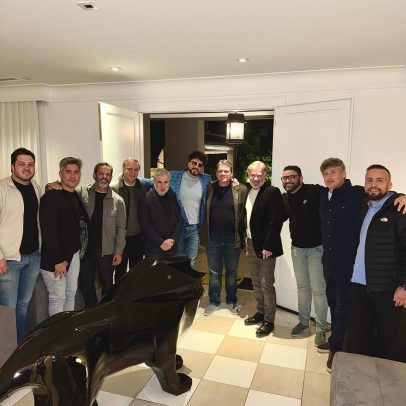 Tarcísio promove jantar com empresários na casa do cantor Latino