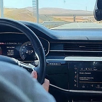 Ministro turco de transportes é multado por dirigir a 225 km/h em vídeo