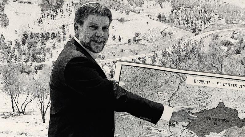 O ministro das Finanças israelense, Bezalel Smotrich, exibe um mapa de uma área próxima ao assentamento de Ma’ale Adumim, um corredor terrestre conhecido como E1, nos arredores de Jerusalém, na Cisjordânia ocupada, em 14 de agosto de 2025, após uma coletiva de imprensa no local. (Foto: Menahem Kahana/AFP)