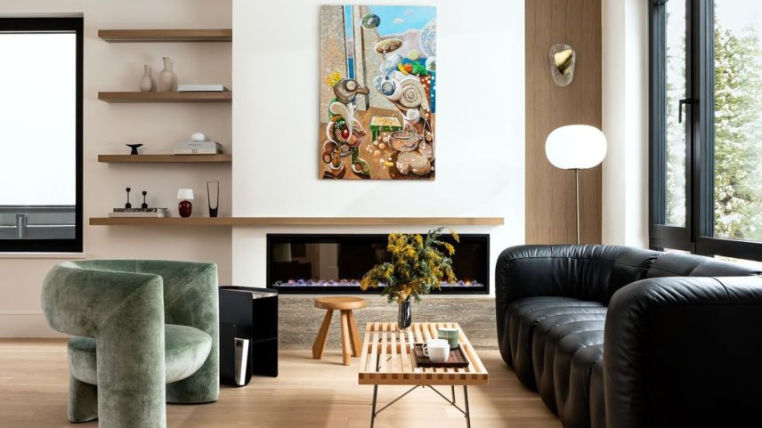 SALA DE ESTAR | O ambiente é composto por sofá de couro DS-70, da marca suíça De Sede, o qual foi combinado com o banco plataforma Nelson, de George Nelson, da Herman Miller, usado como mesa de centro. Ao fundo, em frente à lareira, banquinho Tabouret Méribel, de Charlotte Perriand, da Cassina (Foto: Tina Kulic/Divulgação)