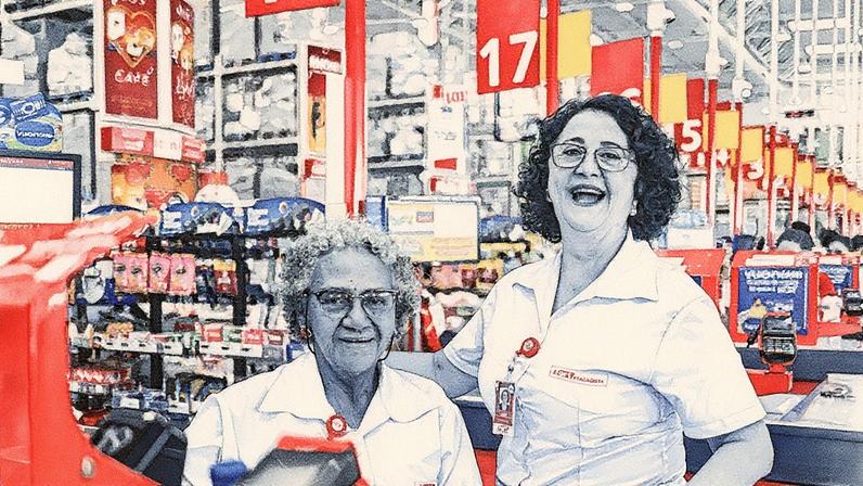 Lucia Telles, 73, e Maria Aparecida dos Santos, 61, trabalham no Fort Atacadista, do Grupo Pereira, em SC (Foto: Anderson Coelho)