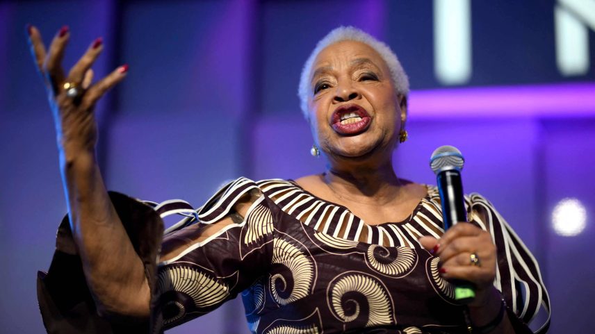 Ativista Graça Machel discursa em evento de tecnologia no Rio de Janeiro (Foto: Mauro Pimentel/AFP)