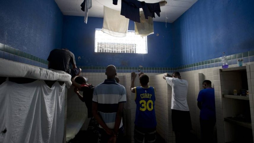Adolescentes infratores internados em unidade (Foto: Márcia Foletto / Agência O Globo)