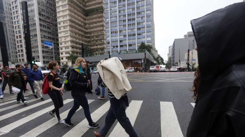 Paulistanos enfrentam frio e chuva em SP. (Foto: Tiago Queiroz/Estadão - 06/06/2025)