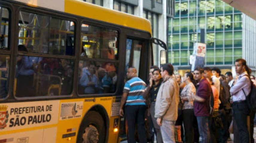 Ônibus lotado é incendiado durante protesto em São Paulo; veja vídeo (Foto: Reprodução)