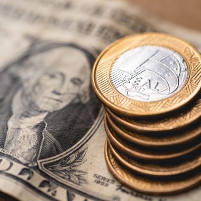 Dólar recua para R$ 5,50 com otimismo sobre o Fed e valorização de ativos brasileiros
