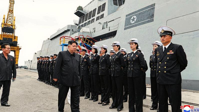 Kim Jong-un inspeciona o contratorpedeiro naval Choe Hyon em local não revelado na Coreia do Norte (Foto: KCNA VIA KNS / AFP)