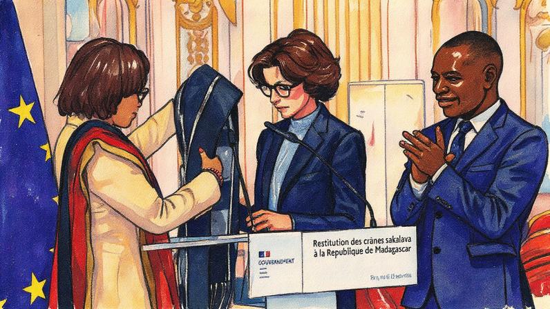 Ministra da Cultura de Madagascar, Volamiranty Donna Mara (E), oferece um presente à sua contraparte francesa, Rachida Dati, flanqueada pelo Ministro Delegado da França para a Francofonia e Parcerias Internacionais, Thani Mohamed Soilihi, durante uma cerimônia de restituição de três crânios sakalava a Madagascar, no Ministério da Cultura em Paris, em 26 de agosto de 2025. A França devolve três crânios humanos a Madagascar datados da era colonial, incluindo um atribuído ao rei sakalava Toera, que foi decapitado por tropas francesas em 1897, em aplicação de uma lei sobre a restituição de restos humanos. (Foto: STEPHANE DE SAKUTIN / AFP)