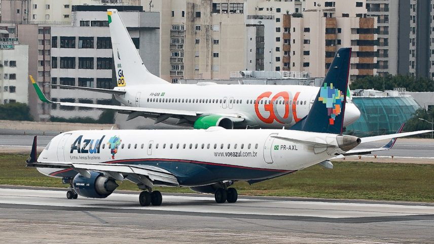 As aeronaves prontas para levantar voo: juntas, as empresas dominarão cerca de 60% do mercado doméstico (Foto: Renato S. Cerqueira/Agência O Globo)