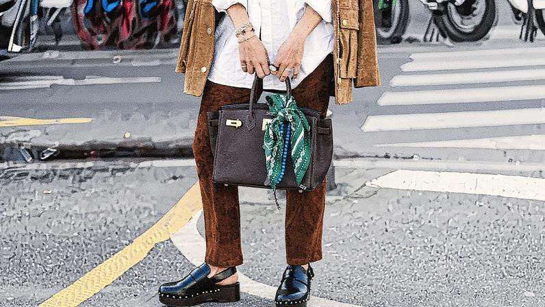 Uma das convidadas ao desfile da Hermès na semana de moda de Paris, em março. (Foto: Edward Berthelot/Getty Images)