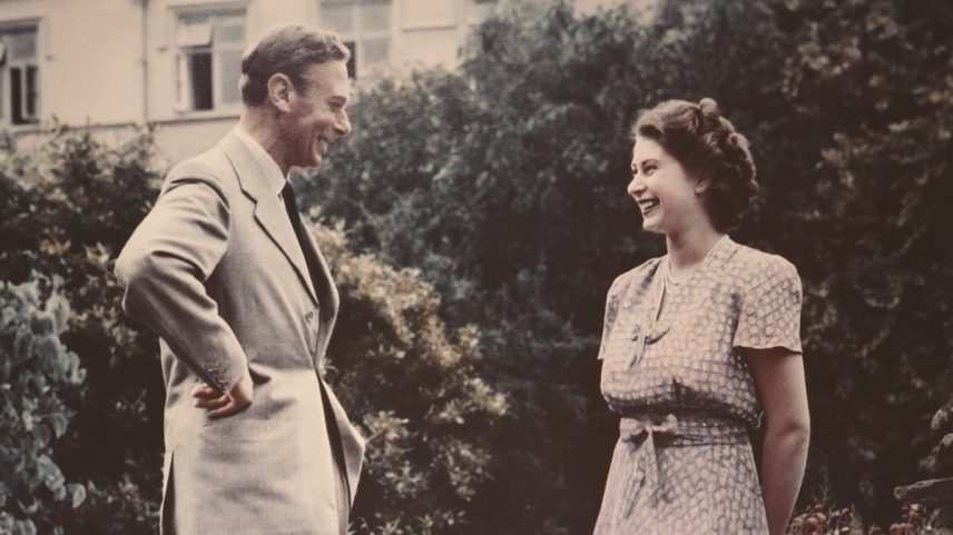 A princesa Isabel, futura rainha Isabel II, conversando com seu pai, o rei Jorge VI, em um jardim, no dia 8 de julho de 1946. (Foto: Lisa Sheridan/Hulton Archive/Getty Images)