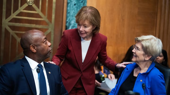 Senador Tim Scott, R-S.C., Senadora Tina Smith, D-Minn., e a membro de ranking Senadora Elizabeth Warren, D-Mass., participam da reunião do Comitê de Bancos, Habitação e Assuntos Urbanos do Senado sobre a Lei ROAD para Habitação, no edifício Dirksen, na terça-feira, 29 de julho de 2025. (Foto: Tom Williams/CQ-Roll Call, Inc via Getty Images)