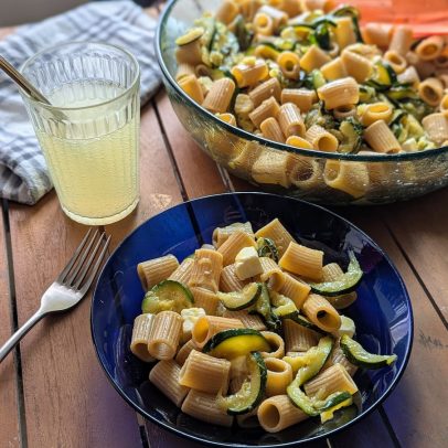 Deliciosa ensalada de pasta com queijo feta, abobrinha e hortelã refrescante