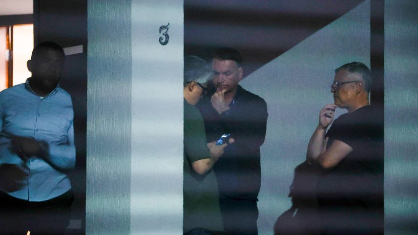 O ex-presidente Jair Bolsonaro (PL) na garagem de sua casa horas após a decretação de prisão domiciliar (Foto: Pedro Ladeira - 4.ago.25/Folhapress)