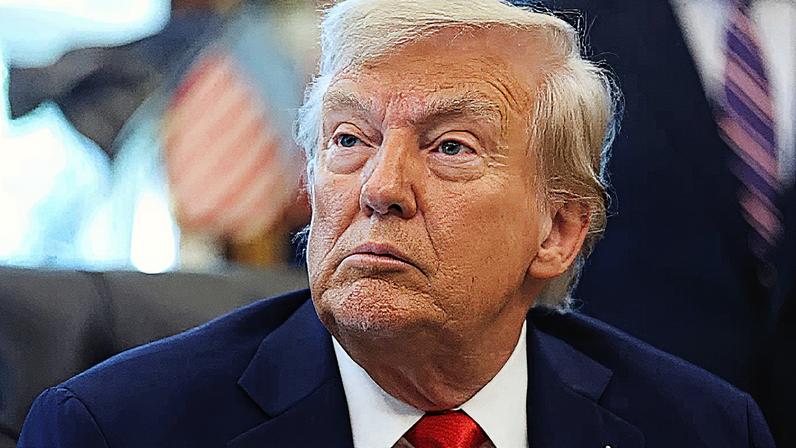 O presidente dos EUA, Donald Trump, observa durante a assinatura de ordens executivas no Salão Oval da Casa Branca em Washington, D.C., em 25 de agosto de 2025. (Foto: Jonathan Ernst | Reuters)