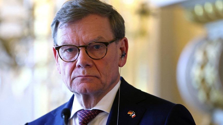 Ministro de Relações Exteriores da Alemanha, Johann Wadephul, participa de entrevista coletiva ao lado de seu homólogo francês, Jean-Noël Barrot, em Paris, na França (Foto: Abdul Saboor - 18.jul.25/Reuters)
