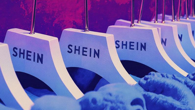Cabides com logo da Shein: varejista asiática é uma das afetadas pela medida (Foto: Bloomberg)