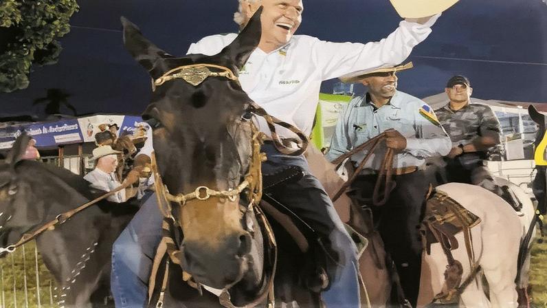 Ronaldo Caiado, governador de Goiás, sonha disputar a Presidência da República de novo. A última vez aconteceu há 36 anos. Como outros governadores da oposição, evita responsabilizar o clã Bolsonaro na guerra econômica contra o Brasil. Prefere culpar Lula pela hostilidade de Trump — (Foto: @ronaldocaiado/Instagram)