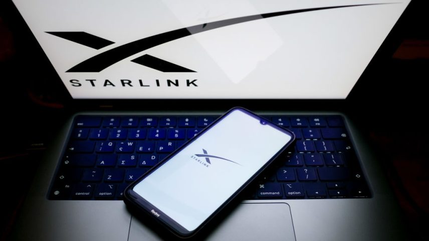 Starlink começou a disponibilizar internet gratuita (Foto: Nikolas Kokovlis/NurPhoto/Getty Images)
