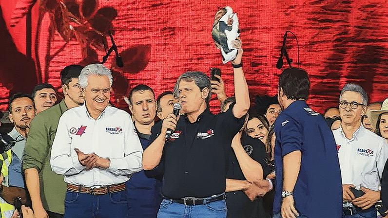 O governador de São Paulo, Tarcísio de Freitas (Republicanos), segura um boneco de Bolsonaro na Festa do Peão de Barretos (Foto: Reprodução Youtube via FestadoPeãodeBarretos)