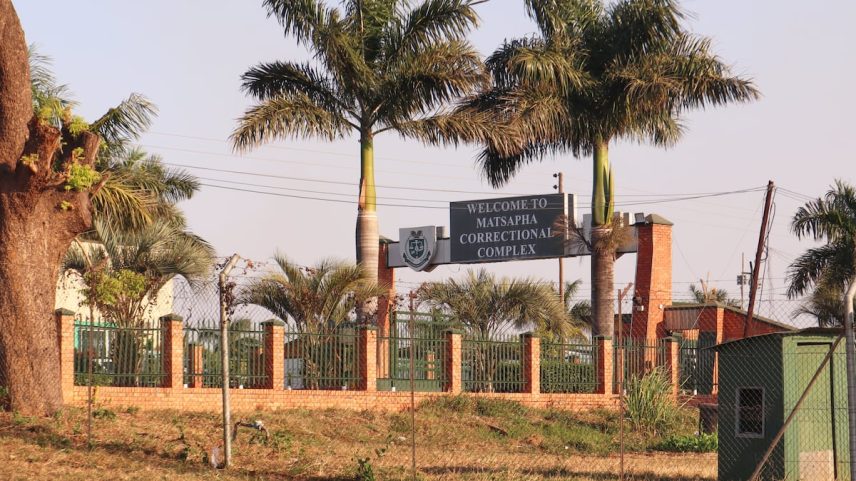 A prisão de alta segurança de Matsapha, perto de Mbabane, a capital do Reino de Eswatini. O PUDEMO, o principal partido de oposição, e advogados locais acreditam que lá estão recluídos cinco homens deportados dos EUA em meados de julho. (Foto: AP)