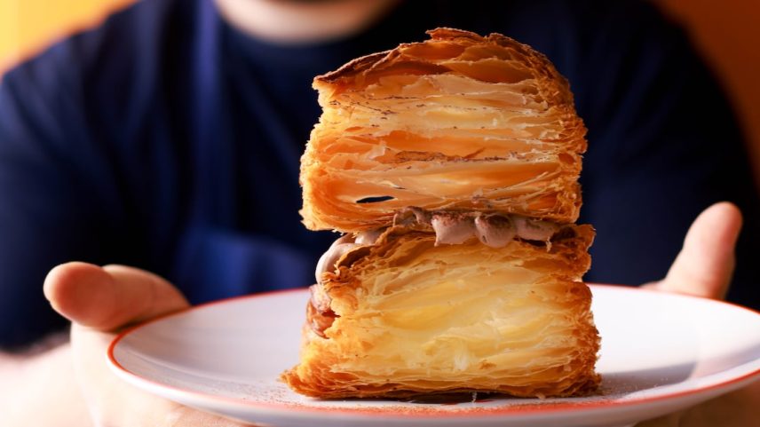 Massa folhada artesanal preparada sem fermento na Kio Bakehouse especialmente para o Paladar Testou sobre massa folhada: a massa cresce graças a combinação de manteiga e água (Foto: Tiago Queiroz/Estadão)