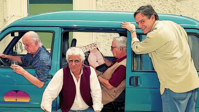 Jaguar (à esquerda), Ziraldo, Lan e Chico Caruso na van apelidada de 'fio dental', da revista 'Bundas' (Foto: Leo Aversa/Agência O GLOBO)