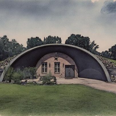 Casa subterrânea tipo 'hobbit' oferece conforto em 280 m² na encosta