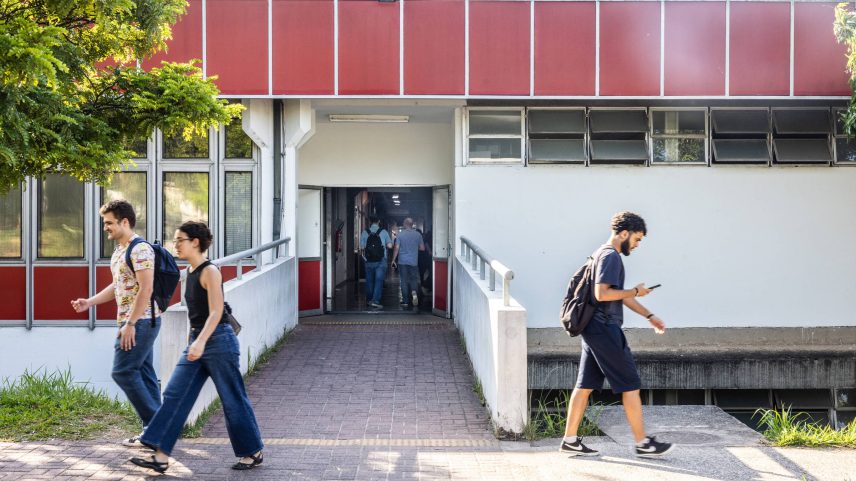 Movimentação no prédio de Ciências Sociais da Faculdade de Filosofia, Letras e Ciências Humanas da Universidade de São Paulo (FFLCH-USP) (Foto: Pedro Affonso/Folhapress)