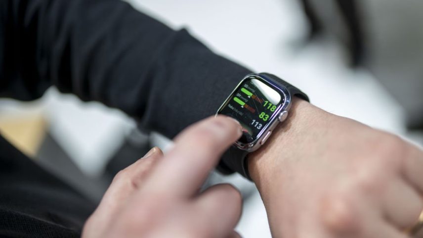 Usuário com smartwatch: apps desses dispositivos coletam dados como localização, histórico de uso e dados pessoais (Foto: Anadolu/Getty Images)