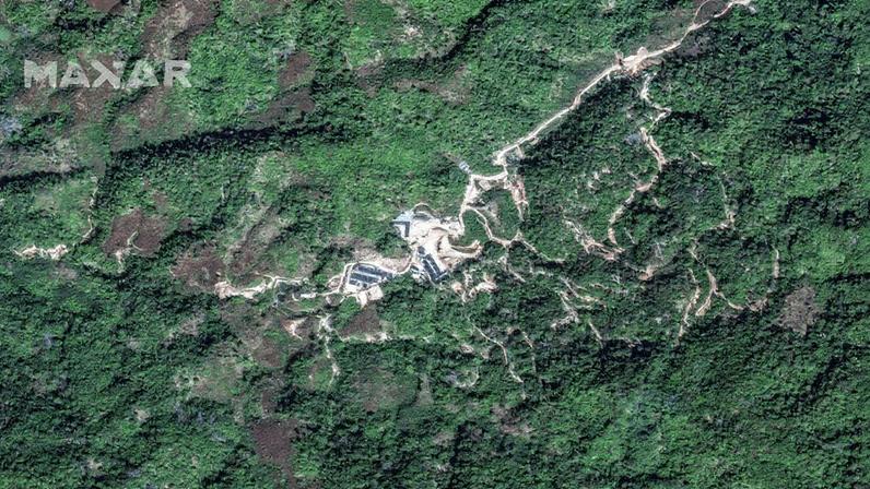 Uma imagem de satélite mostra uma visão geral das novas minas de terras raras no estado de Shan, em Mianmar, em 7 de fevereiro de 2025. (Foto: Maxar Technologies/Divulgação via REUTERS)