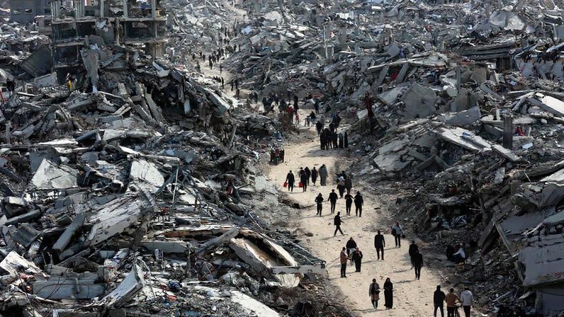 Palestinos deslocados pela guerra retornam ao campo de Jabaliya em janeiro desse ano, no norte da Faixa de Gaza, logo após implementação do cessar-fogo (Foto: Omar AL-Qattaa / AFP)