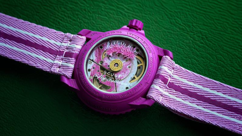 Modelo Pink Ocean da coleção Bioceramic Scuba Fifty Fathoms, a colaboração da Swatch com a relojoaria Blancpain. (Foto: Vicens Giménez)