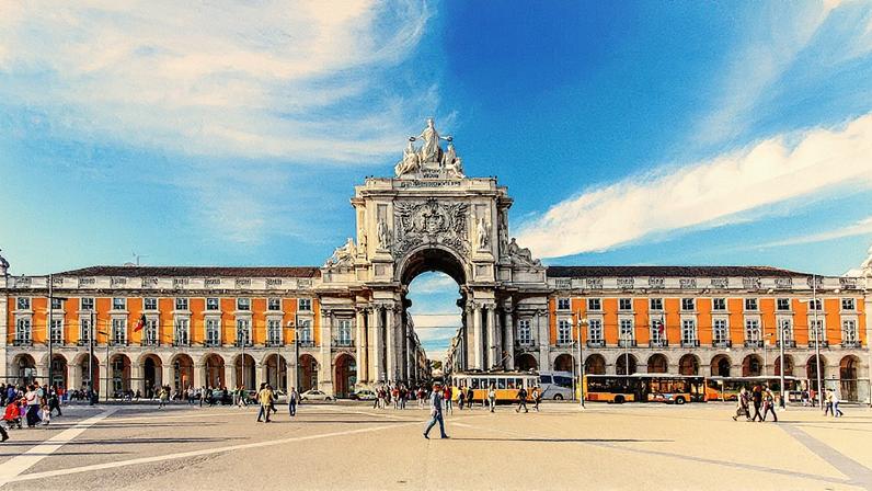 Praça do Comércio, em Lisboa; regras mais restritivas e alerta do consulado brasileiro. (Foto: Watcharakorn Chotigo/farbregas19)