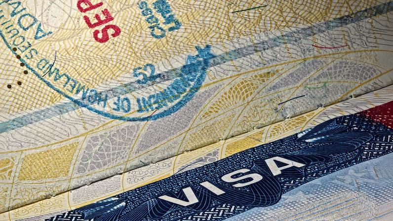 O Departamento de Estado disse na última quinta-feira, 21, que está revisando os registros de mais de 55 milhões de estrangeiros com vistos válidos nos Estados Unidos (Foto: Fernando Takashi Silva/Getty Images)