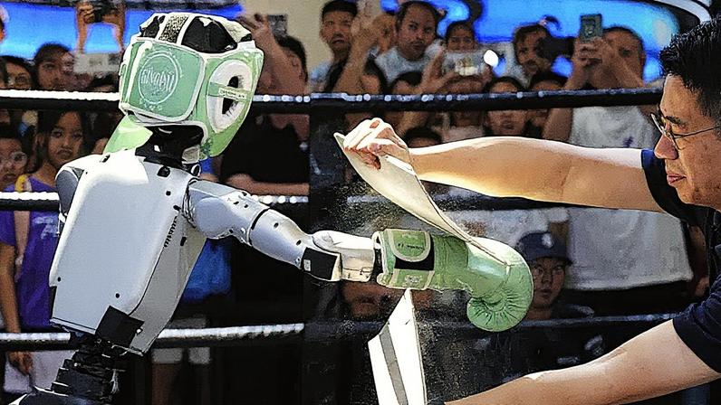 Robôs humanoides da Unitree Robotics competem em uma luta de boxe durante a Conferência Mundial de Robôs de 2025 (WRC) no Centro Internacional de Convenções e Exposições Beiren Yichuang em Pequim, China, em 10 de agosto de 2025. (Foto: Cui Jun | Visual China Group | Getty Images)