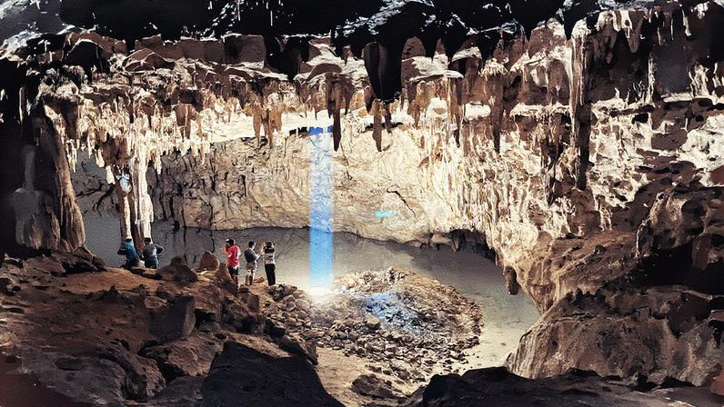 Maior salão das Grutas Tzabnah, no norte de Yucatán, onde foi coletada a estalagmite que permitiu reconstruir o regime de chuvas no período de declínio maia (Foto: Reprodução)