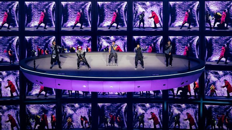 Os Backstreet Boys, como o primeiro headliner pop na Las Vegas Sphere, conseguiram trazer uma nova sensação de fantasia Y2K para o local de ponta. (Foto: Reprodução)